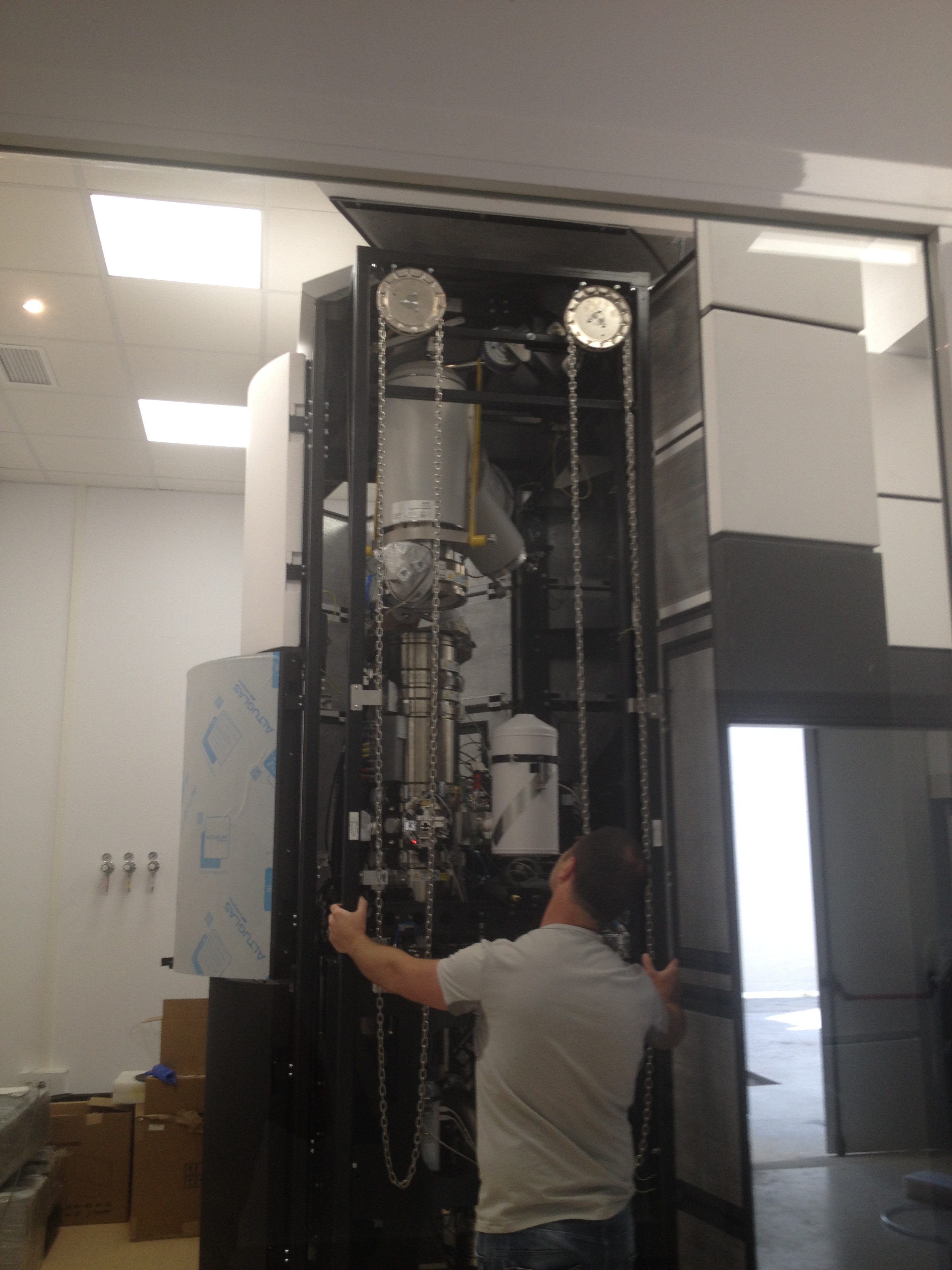 El microscopio  FEI Titan Cubed Themis llega a la Facultad de Ciencias de la Universidad de Cádiz